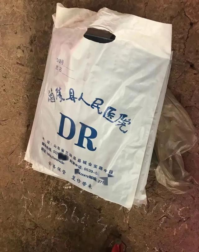 挂着奶奶的就诊袋的墙上，世霞用粉笔写了一个“宋”字，后面接着宋彩云的电话号码。新京报记者 杨柳 摄