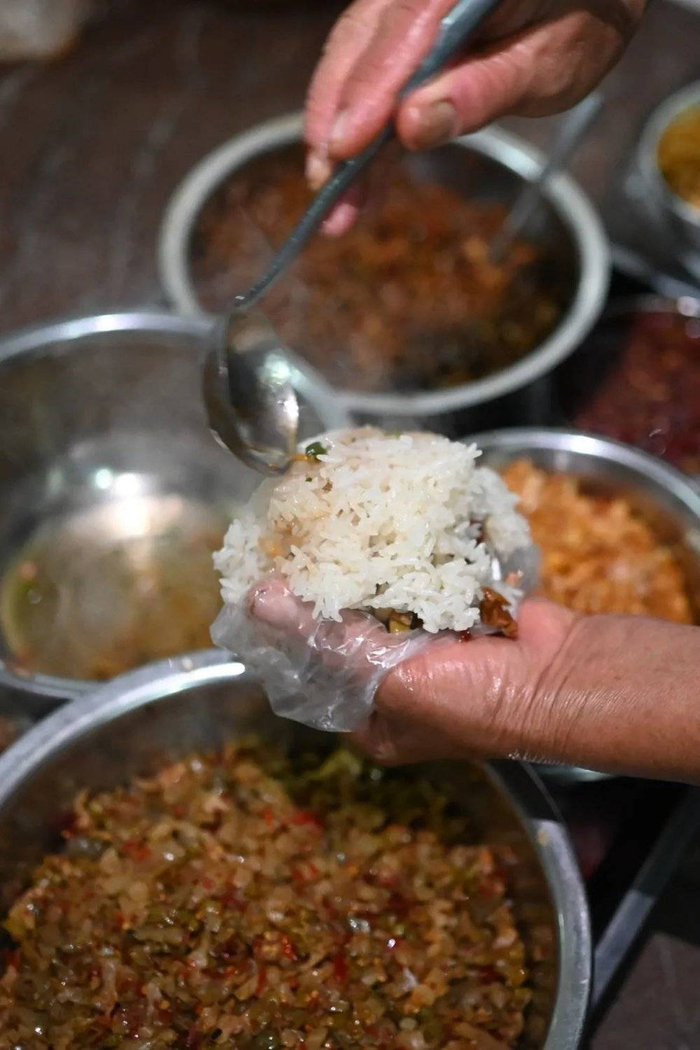 喷香的糯米饭，压得很扎实。摄影/陆宇堃