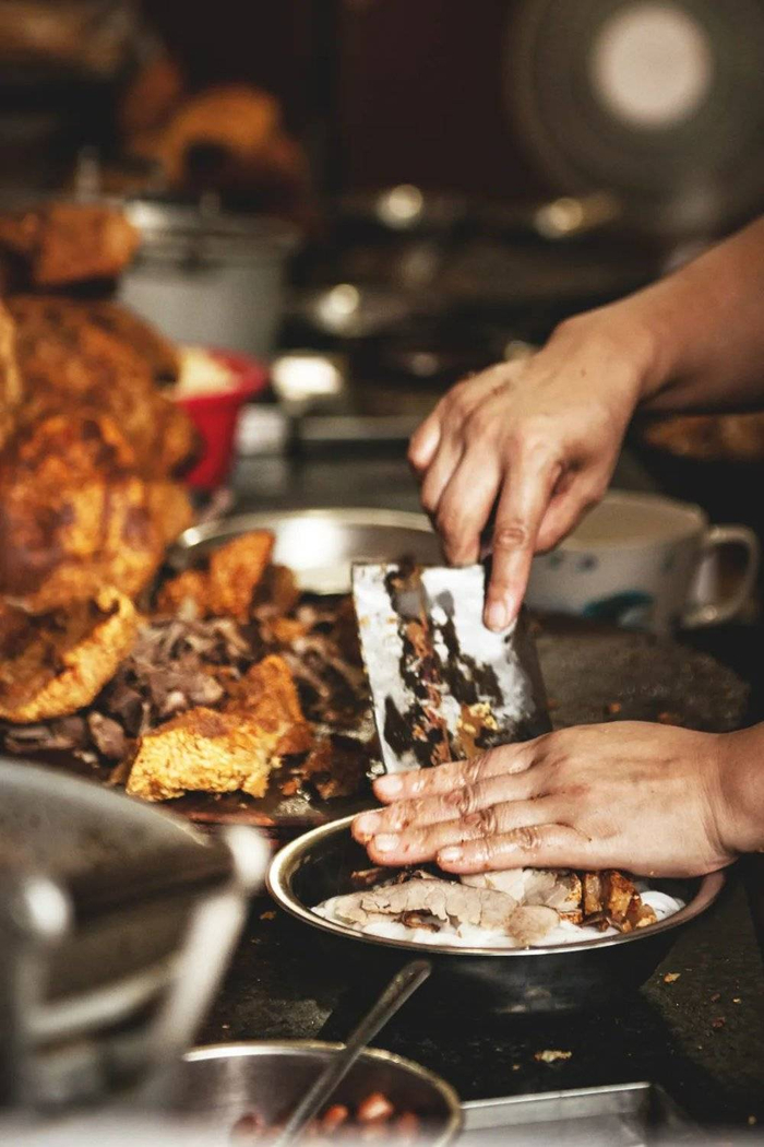 卤菜现点现切，吃啥看你喜好。摄影/陆宇堃