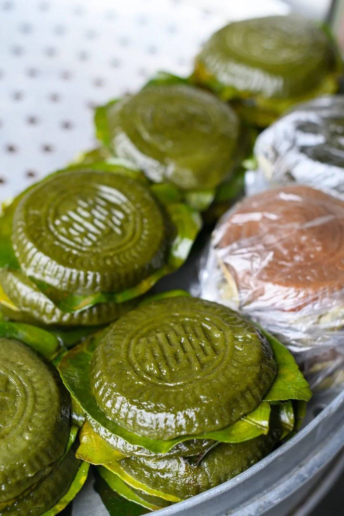 船上糕和艾叶粑，一小块就能吃得饱饱的。摄影/陆宇堃