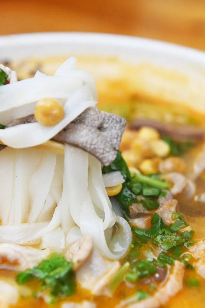 生料煮粉，生料吃起来很鲜美。摄影/陆宇堃