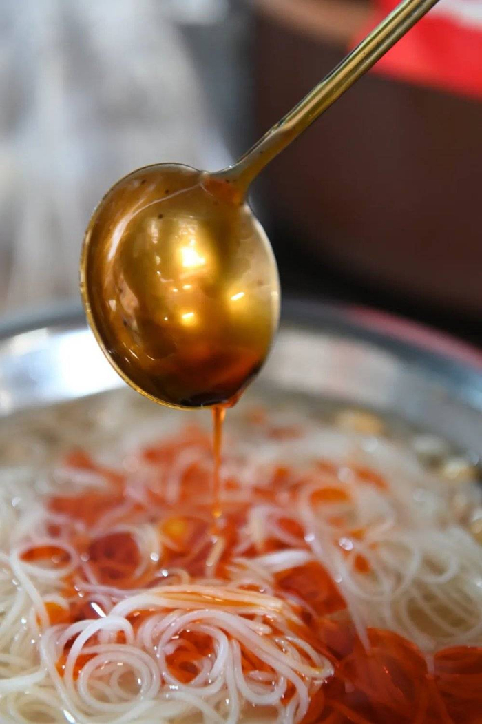 红油榨粉，红油就是灵魂。摄影/陆宇堃