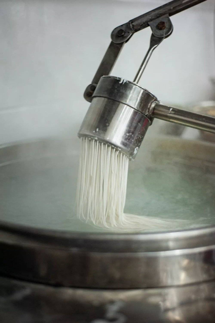 生榨粉要现榨下锅，口感独特。摄影/陆宇堃