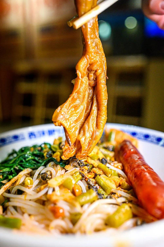 香肠、鸭脚都是柳州螺蛳粉的最佳搭档。摄影/陆宇堃