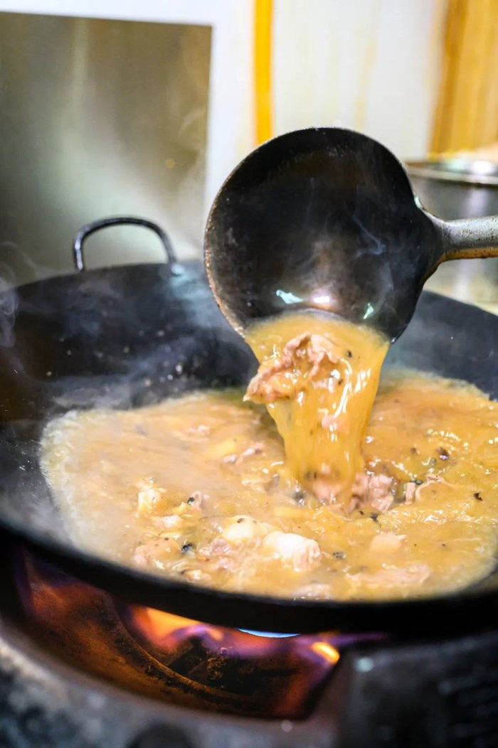 正在煮的老友粉，汤头很浓。摄影/陆宇堃