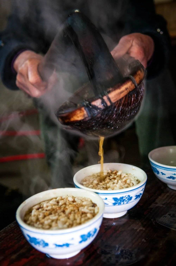 大早上来碗热腾腾的油茶吧~摄影/陆宇堃