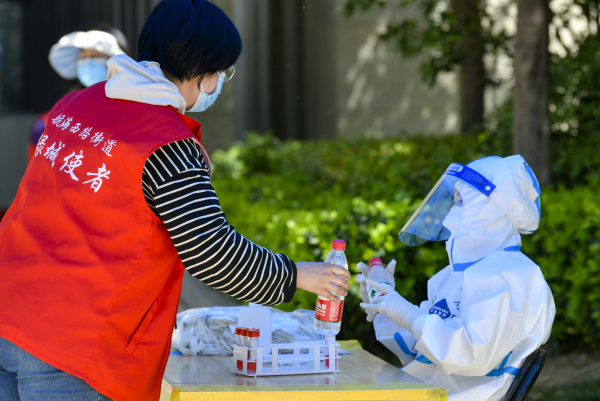 5月5日，郑州市按下“暂停键”，第二轮全员核酸检测工作开展。 受访者供图