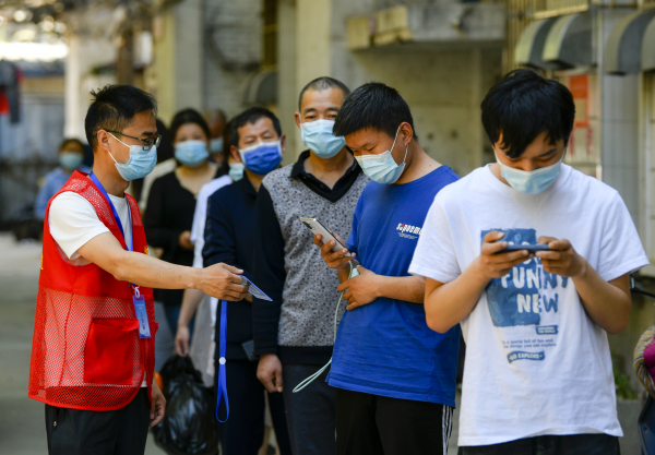5月4日上午，郑州市开展全面核酸筛查。文化馆路社区志愿者在维持排队秩序。受访者供图