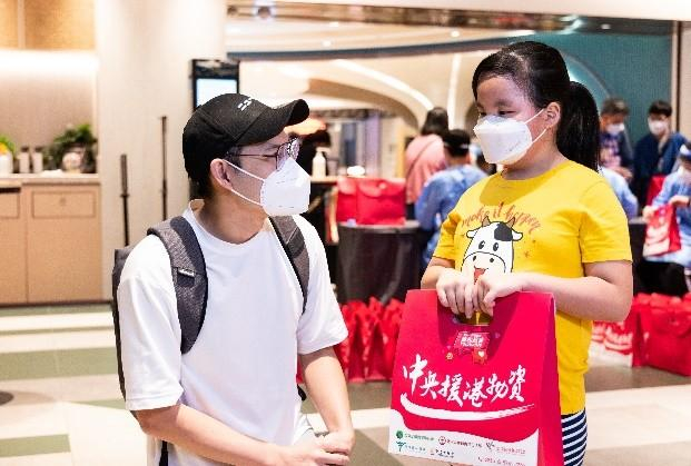 　　杨政龙积极参与社会公益活动，疫情期间，曾多次走访小区派发抗疫包