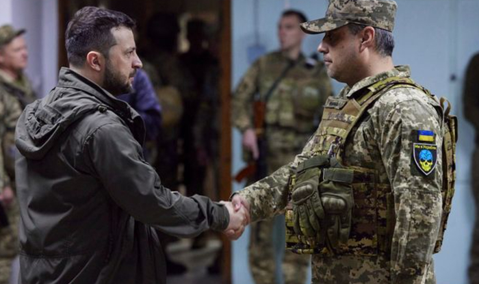 乌克兰总统泽连斯基5月29日视察哈尔科夫州的乌军前线阵地，并向当地乌军授奖并赠送礼物。图自乌媒