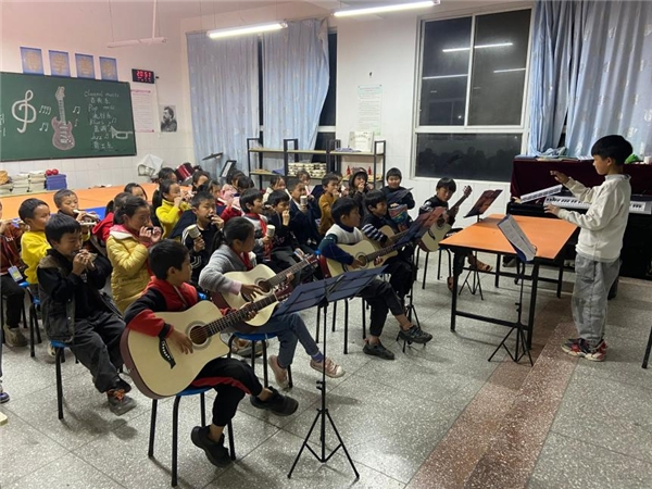 　　溪木源向云南乡村小学捐赠音乐器材与生活物资
