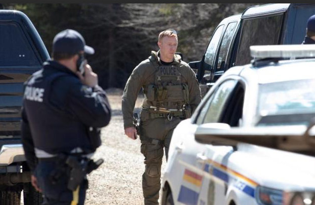 △数名警察在加拿大新斯科舍省枪击案现场。