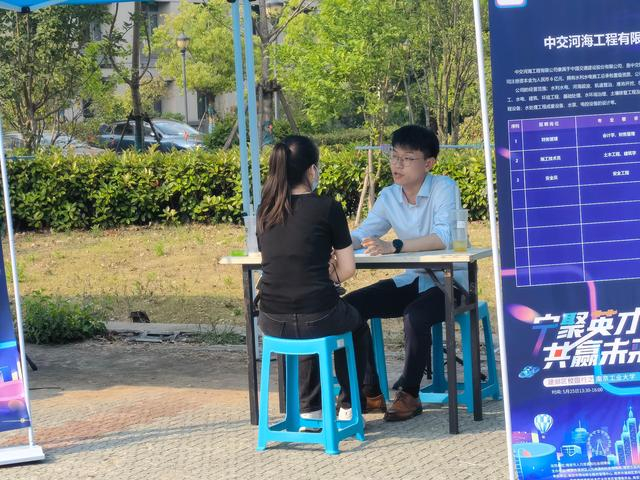 5月25日，南工大校园招聘会，一个女生正在面试。新京报记者 李照 摄