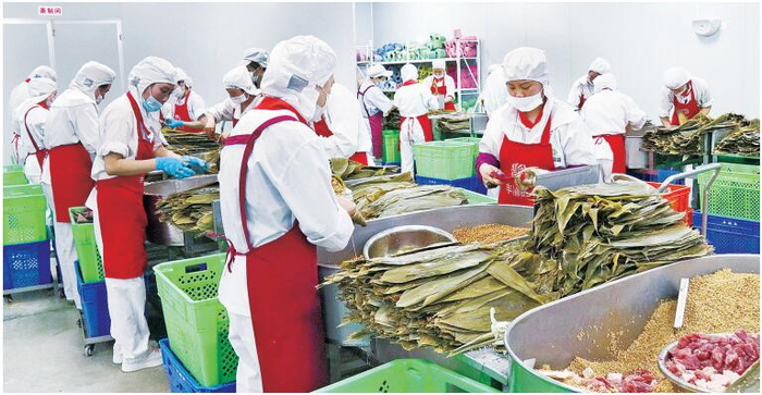 嘉兴企业丰福斋端午节前赶制粽子。 冯绮菁/摄