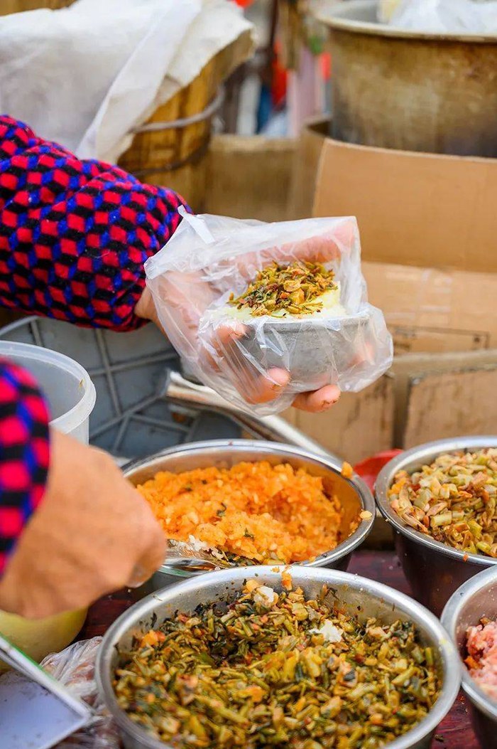 糯米饭的配菜有很多，看自己口味选择。摄影/陆宇堃