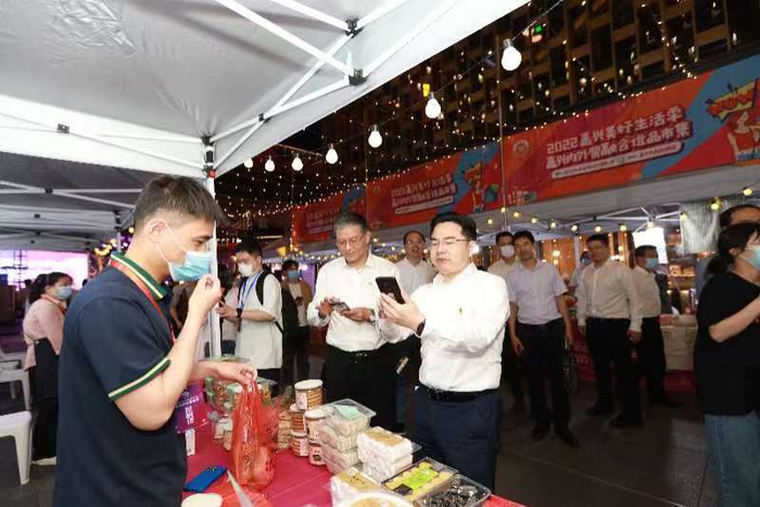 　　据悉，在2022嘉兴美好生活季正式点亮后，来自本市级、县市级内外贸融合优品和老字号名特优产品呈现本地名优特产品市集，共计参展企业22家，涵盖服装、日用品、食品等，市集将从5月31日晚一直持续到6月1日，期待更多市民前来参与。同时，南湖区也将在6月发放700万元消费者购车补贴和800万元电子消费券。（