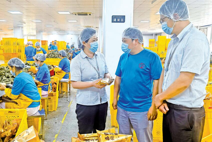 民泰银行嘉兴塘汇小微支行行长朱燕春（左一）端午节前走访企业，了解生产经营情况和金融需求。 庄恺宸/摄