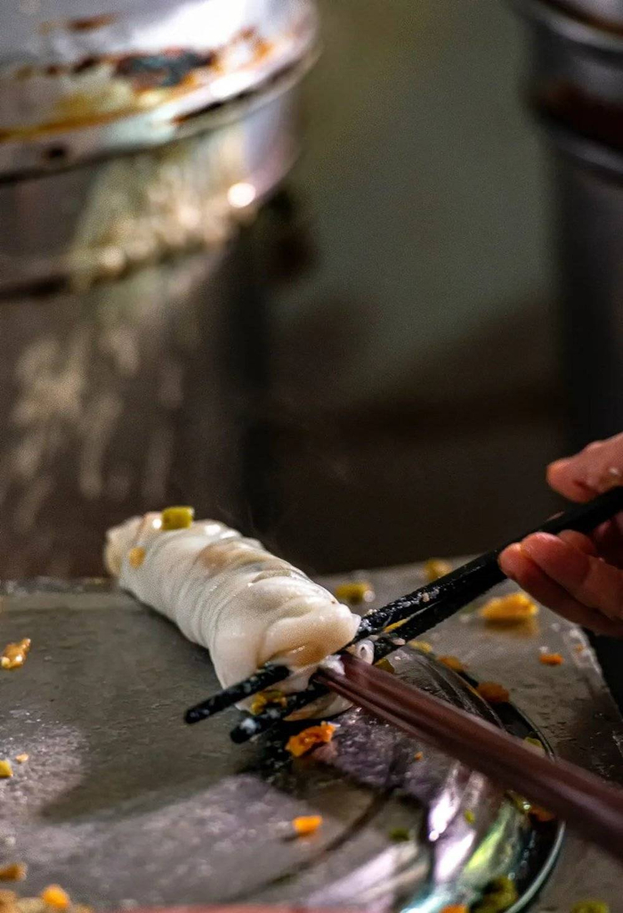 两双筷子一卷一盘，就是一根卷粉。摄影/陆宇堃