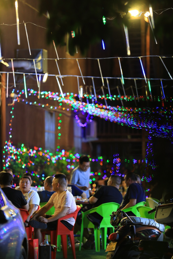 2022年5月28日，郑州经北六路与经开第三大街交叉口一处美食夜市广场吸引了大量市民聚餐。受访者供图