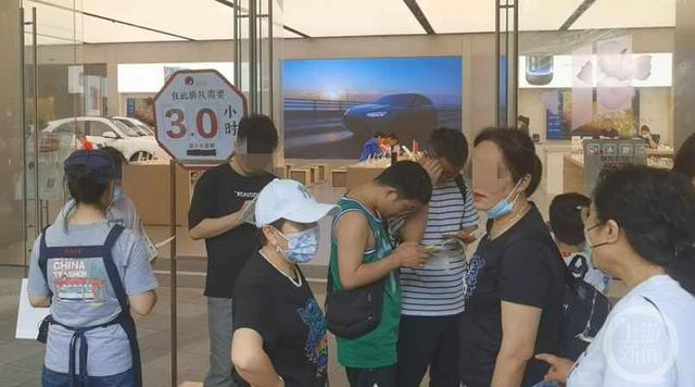 店家拉了“排队需要3小时”的提示牌。   图片来源：上游新闻记者摄