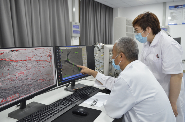 胜利油田科研人员正在分析页岩岩心