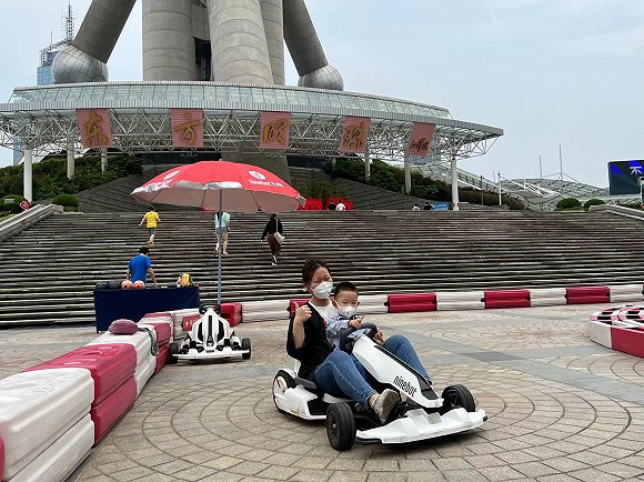 　　东方明珠开辟了户外游玩项目。摄影：方卓然
