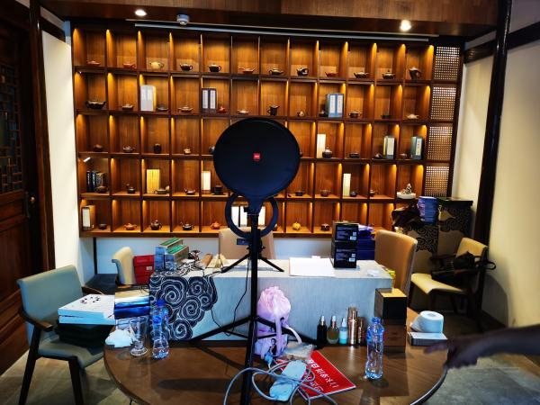 图说：疫情期间，民宿原本一个茶坊，被入驻团队临时改成视频直播间。