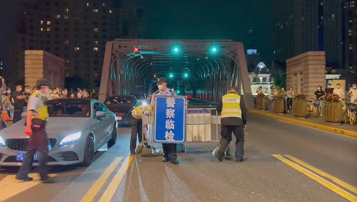 　警方撤走外白渡桥上的路障。摄影：杨舒鸿吉