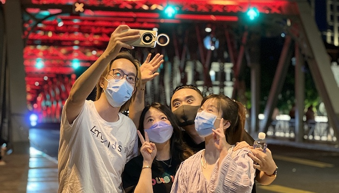 5月31日深夜，年轻人在外白渡桥合影留念。摄影：杨舒鸿吉