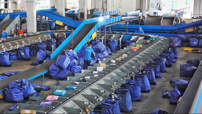 上海奉贤东部网点流水线正在对包裹进行分拣