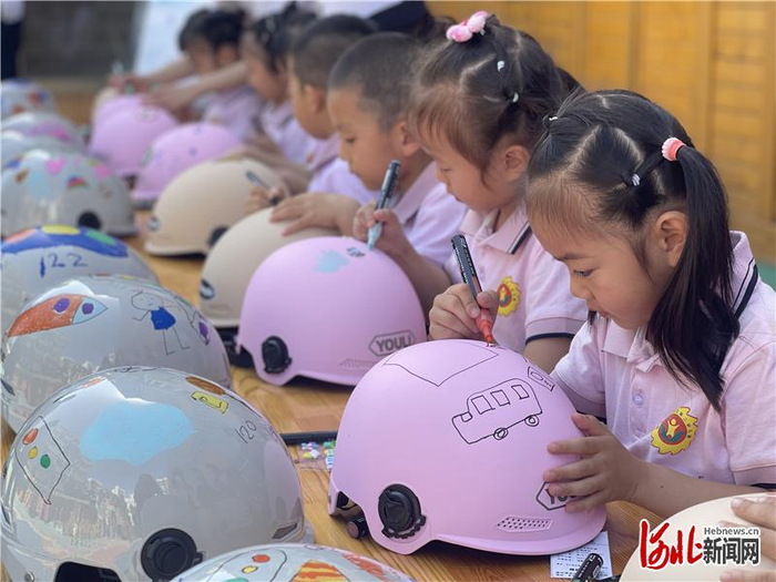 邢台市襄都区第二幼儿园携手襄都区交警一大队举办儿童节交通安全主题教育活动。图为活动现场。