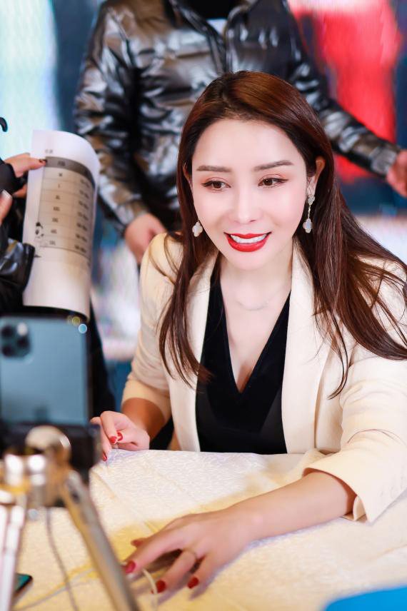 　　贺冬冬直播间的高能状态