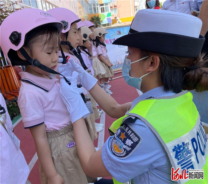 邢台市襄都区第二幼儿园携手襄都区交警一大队举办儿童节交通安全主题教育活动。图为活动现场。