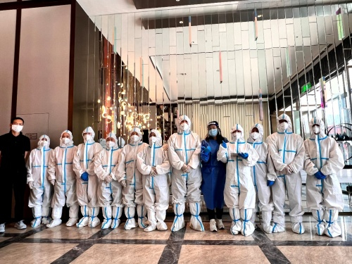 　　图：公司管理层慰问上海一线员工