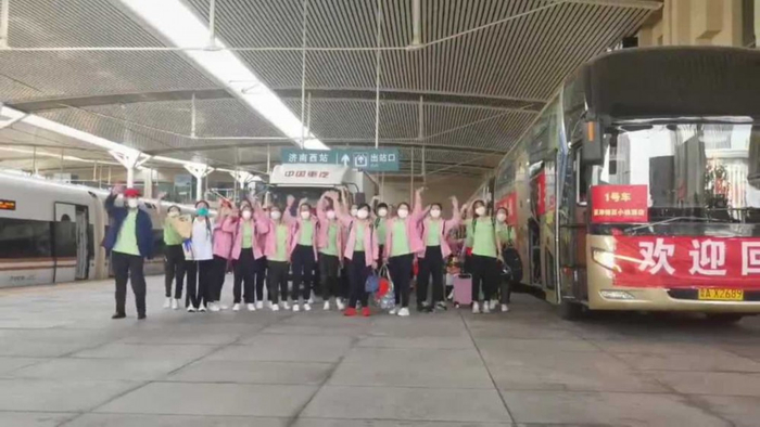 ▲5月22日，山东省援沪医疗队乘高铁回到济南。
