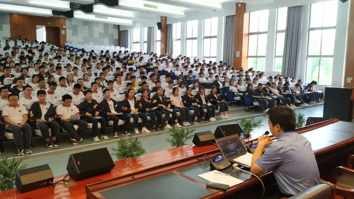 检察官赴校园开展反电信网络诈骗犯罪宣传