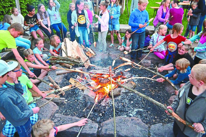 露天“火秀”、篝火美食、主题游船…德国人开篝火派对迎夏天