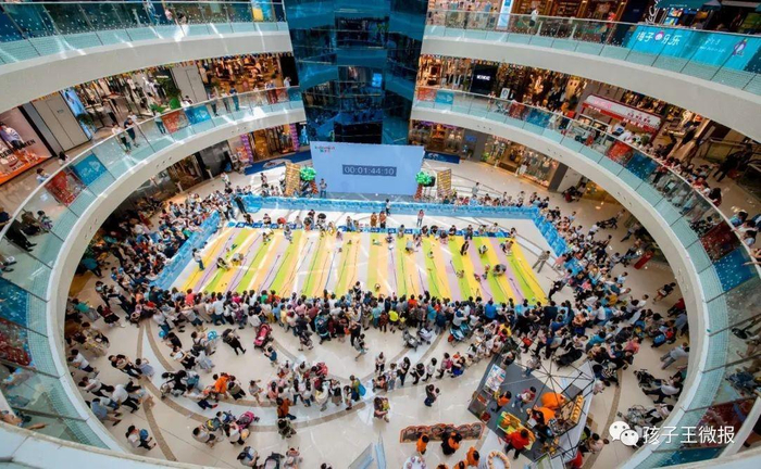 　　孩有爱千人爬爬赛