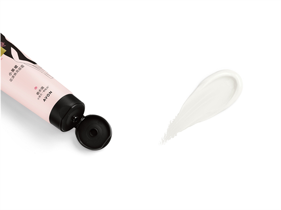 　　AVON雅芳小黑裙花漾焕亮腿霜，水润贴肤质地滋养腿部肌肤