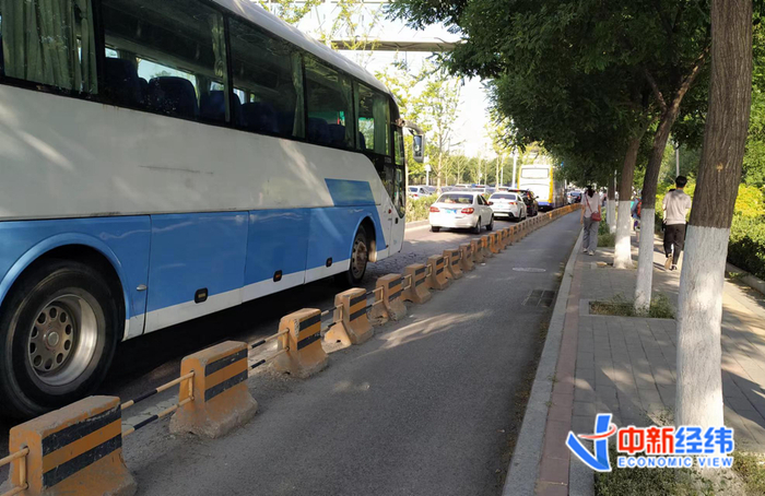 车辆、行人通过检查站 中新经纬宋亚芬摄