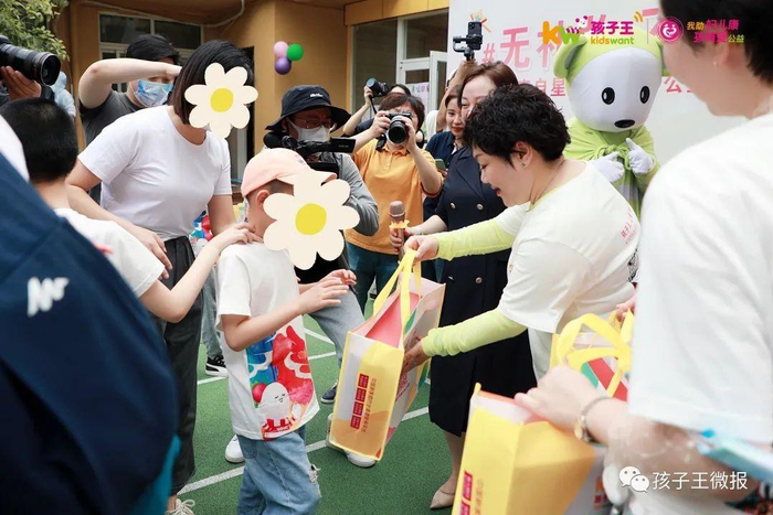 　　孩子王捐赠近千件爱心物资