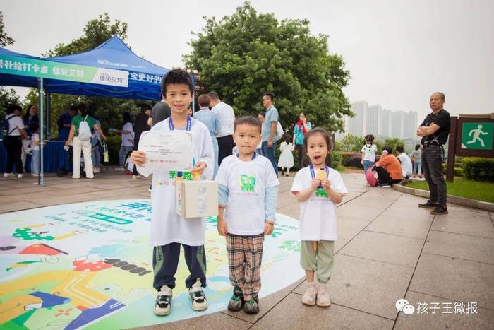 　　孩子王关爱“来自星星的孩子”公益亲子跑