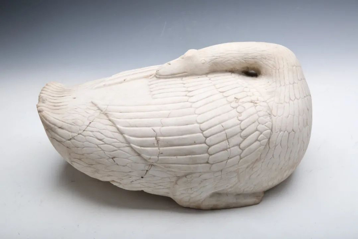 △图片依次为东晋青瓷狮形水注（左上）、东晋玻璃器（右上）、东晋陶城堡（左下）、清白端石鹅（右下）；图源 肇庆市博物馆