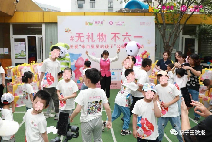 　　孩子王小精灵与孩子们欢乐互动