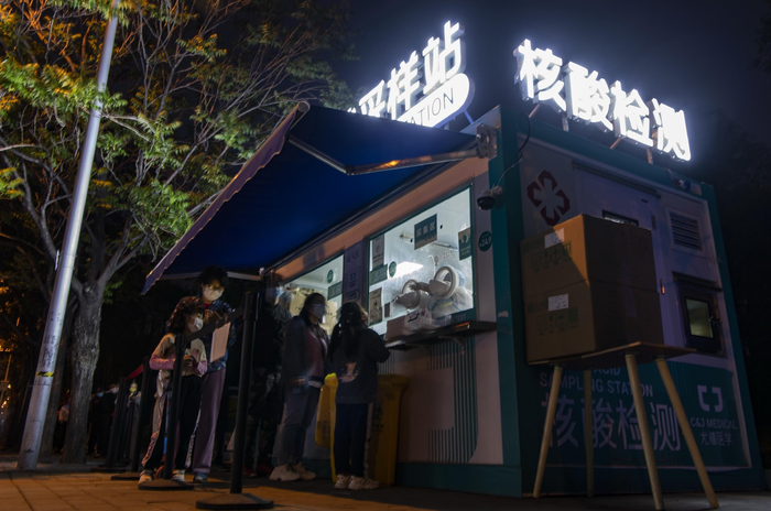 4月29日，北京朝阳，市民在望京地区的一处核酸检测点进行检测采样。图/IC photo