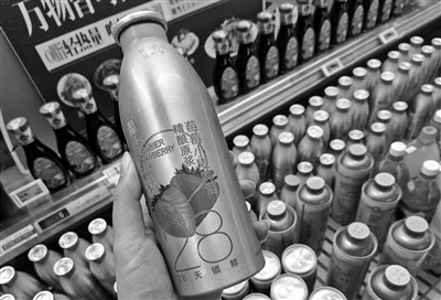     超市里在售的精酿啤酒。 记者 黎莉 摄