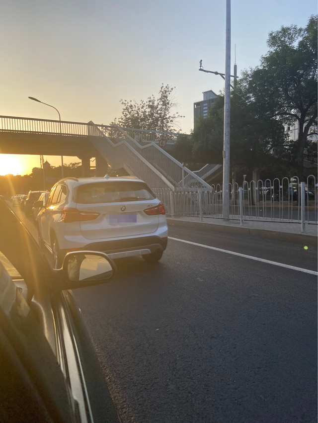 ▲从三环上京承高速的入口，车辆已经排起了长龙。作者供图