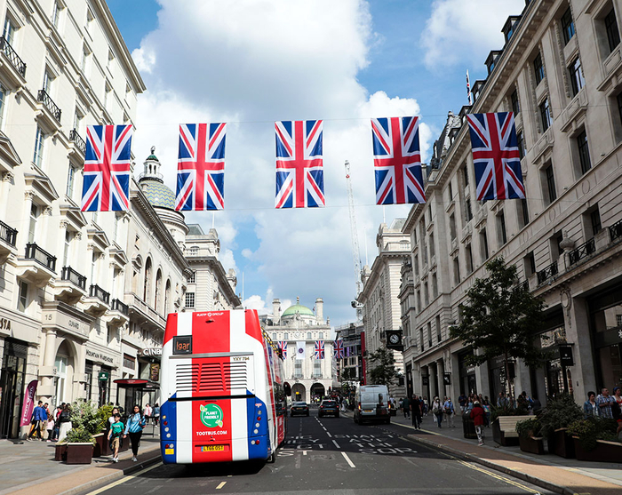 当地时间2022年6月2日，英国伦敦，英国女王伊丽莎白二世登基70周年庆典开始，伦敦街头装饰着英国国旗。