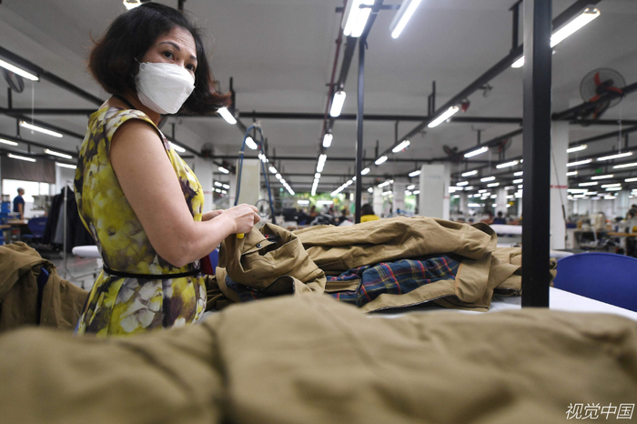 　越南河内一工厂的工人正在生产运动品牌服装