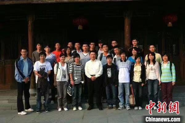 段永平与浙大学生合影。 图片来源：中新网